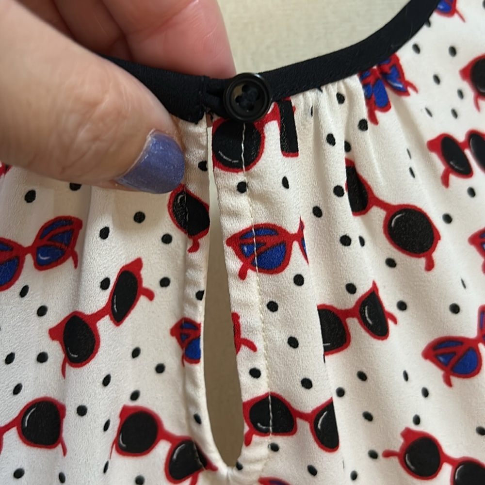 Sleeveless Sunglasses Print Top - Picture 5 of 11